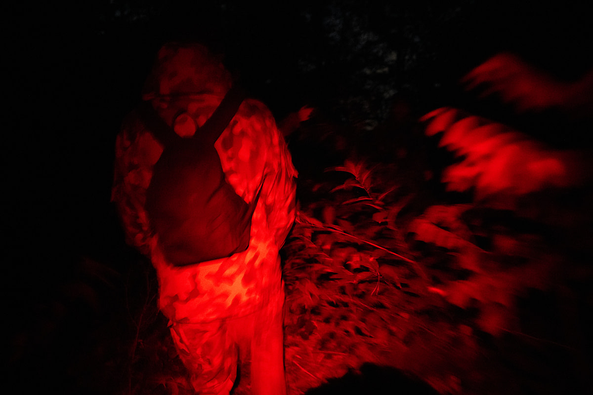 Investigators return to their car after visiting a fur farm that houses hundreds of foxes and raccoon dogs. They carry with them a rescued raccoon dog who will go on to live at a sanctuary. Poland, 2024. Jo-Anne McArthur / Otwarte Klatki / We Animals Investigators return to their car after visiting a fur farm that houses hundreds of foxes and raccoon dogs. They carry with them a rescued raccoon dog who will go on to live at a sanctuary. Poland, 2024. Jo-Anne McArthur / Otwarte Klatki / We Animals