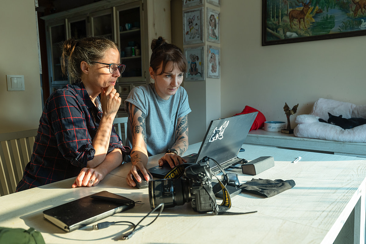 Jo-Anne McArthur mentors We Animals Fellow, Bogna Wiltowska on image selection and editing. Poland, 2024. Andrew Skowron / We Animals