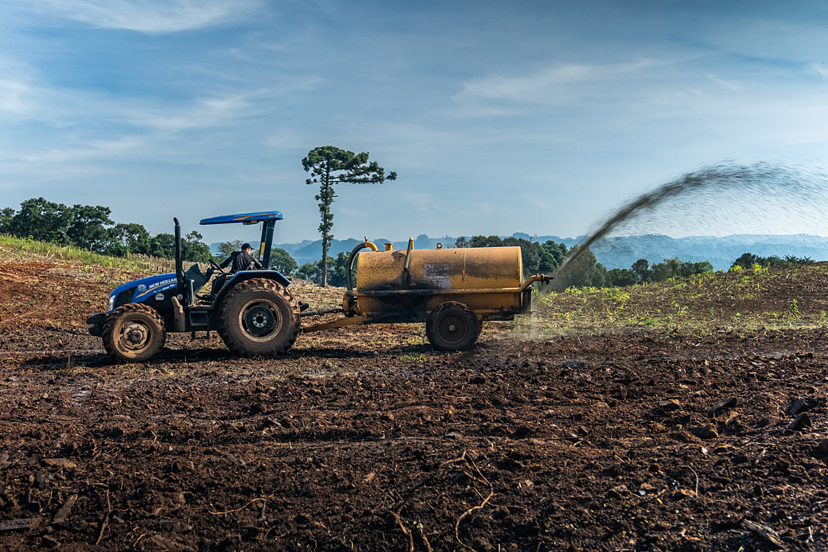Allegedly untreated liquid pig manure used as fertilizer is sprayed on a field a few kilometres from an intensive pig farm. Undisclosed location, Santa Catarina, Brazil, 2024. Vincenzo Ricci / World Animal Protection / We Animals