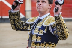 In response to El Juli's performance, the crowds cheer until he is awarded an ear. Spain, 2009.