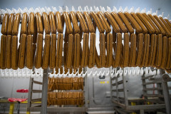 Just-cooked Tofurky sausages will be skinned, weighed, packaged, labelled and shipped worldwide. USA, 2021. Jo-Anne McArthur / We Animals Media